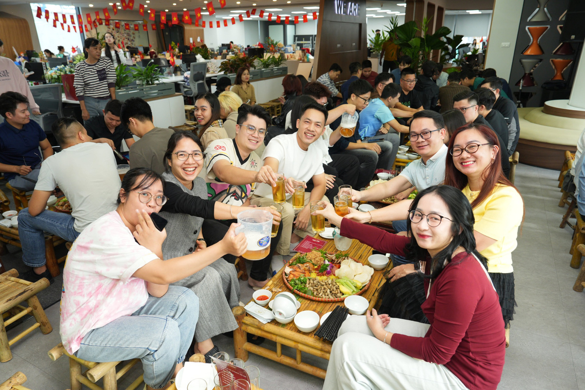 <p class="Normal" dir="ltr"> FPT Online Hà Nội tổ chức đúng vào 11/11, với bia được rót đầy ly và mẹt nướng để nhâm nhi. Còn tại TP HCM, đơn vị ‘rủ’ nhau ra quán để lên bia vào thứ 6 &lpar;14/11&rpar;. “Xập xình” là từ được mô tả cho không khí vừa vui, vừa đậm hơi men của nhà FPT Online.</p>