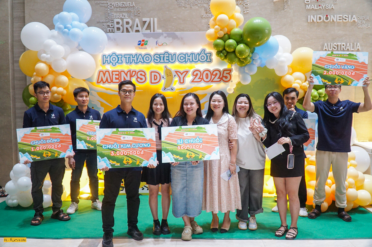 <p class="Normal" dir="ltr"> Tại Viễn thông FPT, hội thao “Siêu chuối” đổ bộ với loạt hoạt động thú vị. Từ sáng, các anh trai nhà “Cáo” đã tập trung đông kín tại sảnh tòa nhà và hào hứng tham gia các hoạt động. Cùng với những phần quà hấp dẫn là các em xinh đổ bộ, khuấy động không khí và tiếp thêm sức mạnh tinh thần cho đấng mày râu.</p>