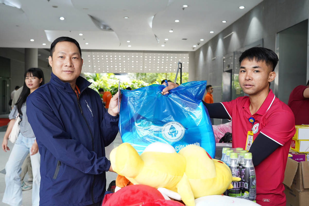 <p class="Normal" dir="ltr" style="text-align:justify;"> Khu vực nhận quà liên tục đón CBNV ghé đến. Ngoài bánh, sữa, giấy chứng nhận hiến máu, CBNV còn tự tay chọn lấy các phần quà khác như gấu bông, bộ tách trà, ô cầm tay…</p> <p class="Normal" style="text-align:justify;"> Làm việc tại Trung tâm giải pháp tích hợp Automotive thuộc FPT Automotive, anh Huỳnh Cẩm tranh thủ đến sớm để hiến máu. Không còn quá hồi hộp như những lần đầu, đến lần thứ 3 này, anh Cẩm giữ tâm thế thoải mái hơn. Ngoài ý nghĩa nhân văn mà hoạt động mang lại cho xã hội, anh Cẩm cho biết thêm lý do bản thân vẫn duy trì hiến máu: “Trước đó mình khá ốm, sức khỏe cũng không được tốt. Sau khi biết việc hiến máu sẽ giúp bản thân khỏe hơn vì tế bào máu được tái tạo, thế là khi có phát động sẽ tham gia ngay”.</p>