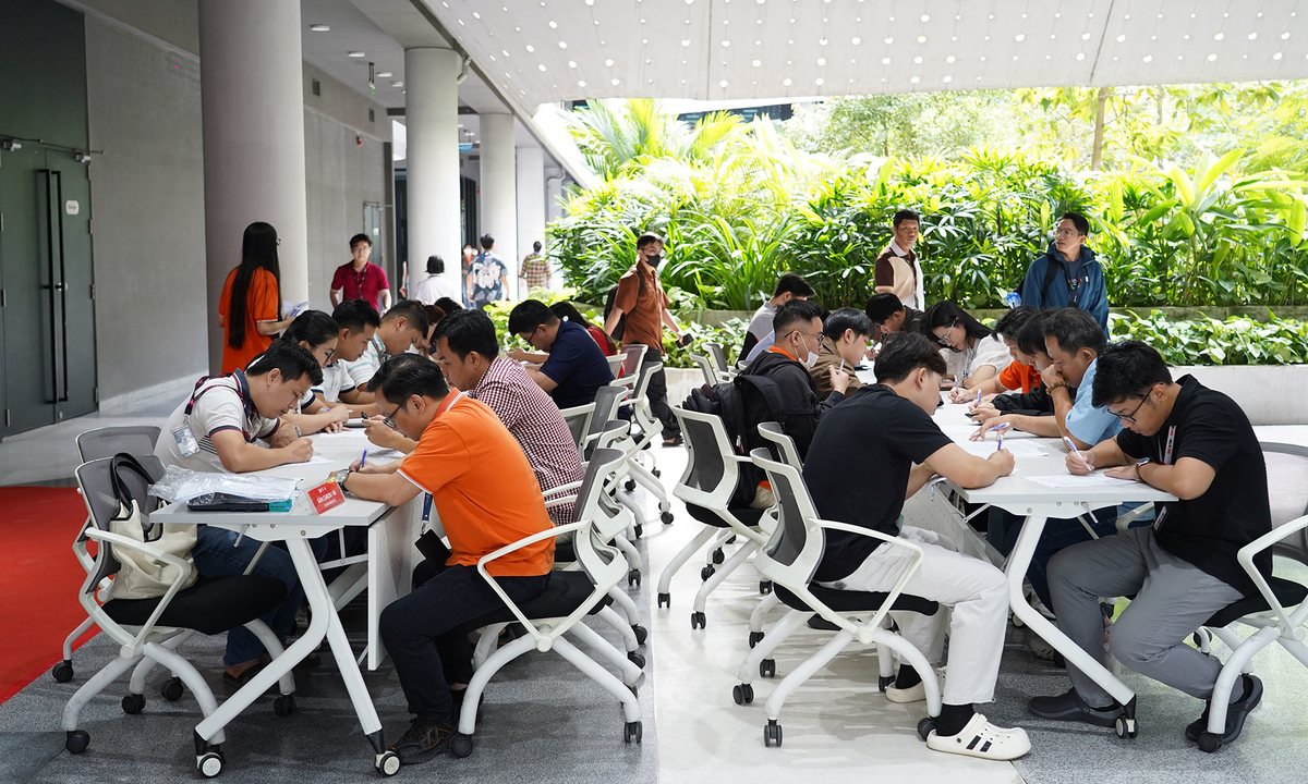 <p class="Normal" dir="ltr" style="text-align:justify;"> Vẫn như thường lệ, từ 7h30, khu vực tổ chức ngoài người nhà F còn có đoàn cán bộ y tế của Trung tâm Hiến máu nhân đạo TP HCM và tình nguyện viên, đang sẵn sàng đón những CBNV đến hiến máu. Phía sảnh, người F rạng rỡ cùng nhau kéo đến. Tinh thần “tương thân tương ái” được lan tỏa mạnh mẽ. Tất cả đều chung một tâm thế háo hức, sẵn sàng sẻ chia những giọt máu quý giá của mình.</p> <p class="Normal" dir="ltr" style="text-align:justify;"> Hai dãy bàn đăng ký thông tin đặt ngay khu vực sảnh, được lấp đầy liên tục bởi người Phần mềm. Mỗi CBNV cẩn thận điền phiếu đăng ký. Tại đây, các thông tin cá nhân và bảng hỏi về tình trạng sức khỏe, lối sống được người F điền cụ thể. Đây là dữ liệu quan trọng để đảm bảo an toàn bước đầu cho người hiến.</p>