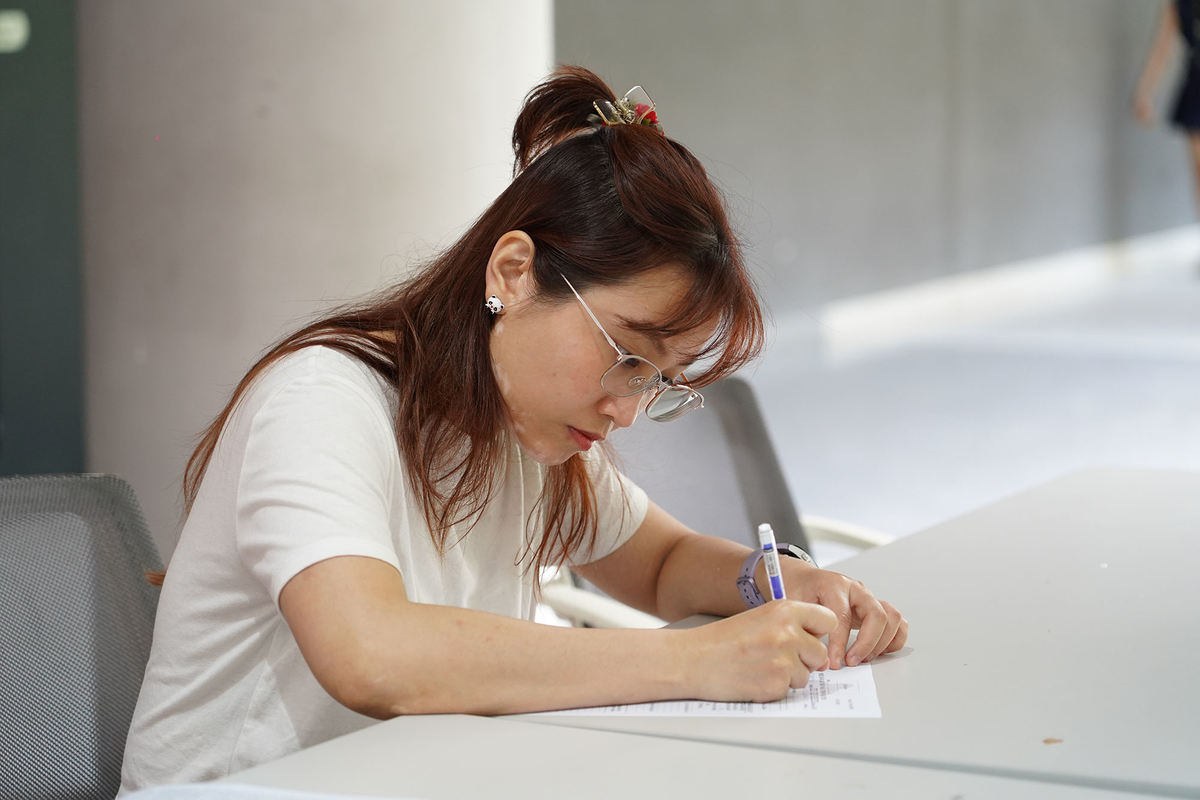 <p class="Normal" dir="ltr" style="text-align:justify;"> Chị Trần Ngọc Khánh Minh &lpar;Trung tâm Chuyển đổi số cho hệ thống bán lẻ thuộc đơn vị Phát triển giải pháp Công nghệ thông minh&rpar; chăm chú điền vào phiếu thông tin. Chị cho biết đây là lần thứ 6 tham gia hiến máu, mục đích duy nhất là “giúp người”. “Người F vẫn ngày ngày lan tỏa tinh thần nhân văn bằng nhiều hoạt động, hình thức khác nhau. Chúng tôi vẫn sẽ ủng hộ và hưởng ứng mỗi khi được kêu gọi” - chị nói.</p>