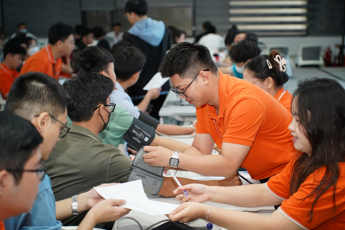 <p class="Normal" style="text-align:justify;"> Sau khi điền phiếu, người F di chuyển vào hội trường. Tại đây, tình nguyện viên sẽ đo huyết áp và cân nặng của người hiến. Chỉ số huyết áp ổn định là điều kiện tiên quyết để “bước tiếp vào vòng trong”.</p>