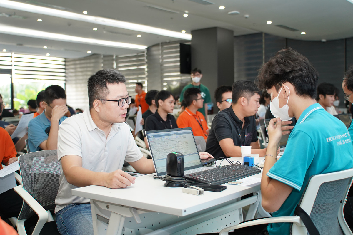 <p class="Normal" style="text-align:justify;"> Các thông tin về người hiến được cán bộ của Trung tâm hiến máu nhập liệu vào hệ thống. Đồng thời, các cán bộ sẽ kiểm tra kỹ thông tin cá nhân, lịch sử hiến máu trước đó và hỏi các thông tin cần thiết khác.</p>