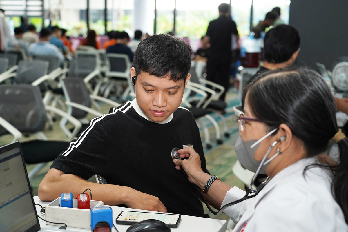 <p class="Normal" style="text-align:justify;"> "Cửa ải" quan trọng nhất nằm tại khâu khám sàng lọc. Tại khu vực này, 3 bác sĩ trực tiếp thăm khám tổng quát, tư vấn kỹ và hỏi về tình trạng sức khỏe của người hiến. Những câu hỏi về giấc ngủ, tiền sử bệnh lý, ăn uống... được bác sĩ khai thác kỹ. Khi đảm bảo đủ tiêu chuẩn, người F sẽ được thông báo về thể tích hiến máu được cho phép - 250ml, 350ml hoặc 450ml, tùy thuộc vào trọng lượng cơ thể và tình trạng sức khỏe của người hiến.</p>