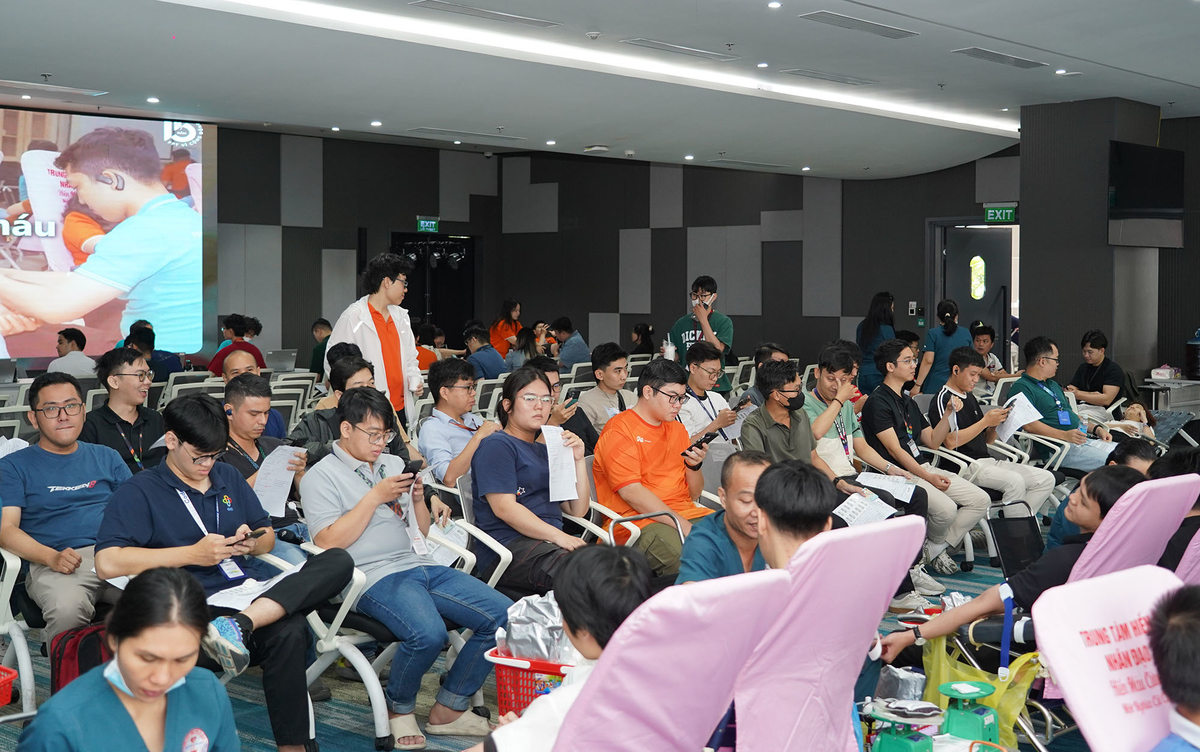 <p class="Normal" style="text-align:justify;"> Khu vực lấy máu cũng trong tình trạng xếp hàng chờ. Cán bộ y tế với thao tác chuyên nghiệp khi lấy máu, nhẹ nhàng hướng dẫn người hiến cách bóp bóng cao su để máu lưu thông tốt hơn. Hàng trăm đơn vị máu sẵn sàng chờ để cho đi, góp vào ngân hàng máu để cứu chữa những bệnh nhân khi cần.</p>