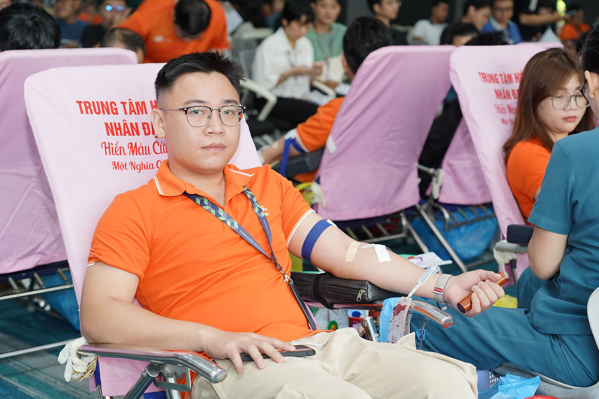 <p class="Normal" style="text-align:justify;"> 12 lần hiến máu trước đó, anh Diệp Chí Khang &lpar;FPT Automotive&rpar; bày tỏ niềm phấn khởi khi hành động trao đi “giọt hồng” vừa giúp cho cộng đồng khi cần, vừa giúp cho sức khỏe bản thân được tốt hơn và cũng là giúp cho chính mình nếu không may gặp biến cố và cần nguồn máu nhận lại. “Ngủ sớm, ăn uống điều độ, không dùng chất kích thích trước và trong ngày hiến máu…” là những lưu ý mà anh chia sẻ để giúp người F “vượt ải” sức khỏe khi muốn tham gia. “Nhà F cứ tổ chức thêm các hoạt động vì cộng đồng, anh em sẽ hoan nghênh và hưởng ứng hết mình” - anh khẳng định.</p>