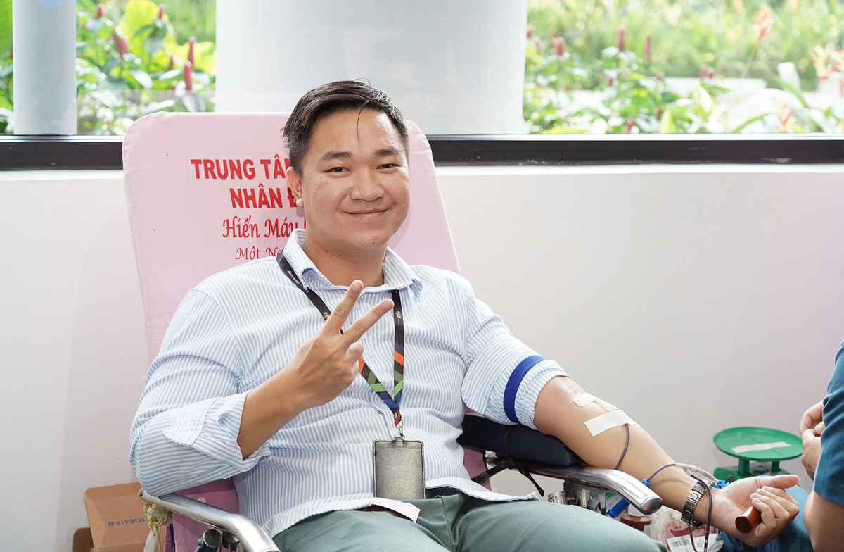 <p class="Normal" dir="ltr" style="text-align:justify;"> Lần thứ 2 hiến máu, anh Hoàng Văn Minh &lpar;Đơn vị phát triển, cung cấp dịch vụ và giải pháp toàn diện trong quản lý Chuỗi Cung ứng&rpar; không còn hồi hộp như trước. Anh chia sẻ bản thân luôn muốn tham gia hoạt động này nhưng ít có thời gian đến Trung tâm hiến máu, vì thế khi thấy công ty tổ chức, anh tạm gác công việc để hưởng ứng. “Mong bản thân sẽ duy trì việc hiến máu 6 tháng/lần. Mình may mắn hơn nhiều người, có sức khỏe, có tinh thần nên sẽ hỗ trợ hết mình. Người Phần mềm sẽ chung tay vì cộng đồng, giúp đỡ những người kém may mắn hơn” - anh Minh bày tỏ.</p>