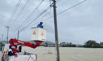 Nhà FPT các tỉnh Nam Trung Bộ căng mình vượt lũ