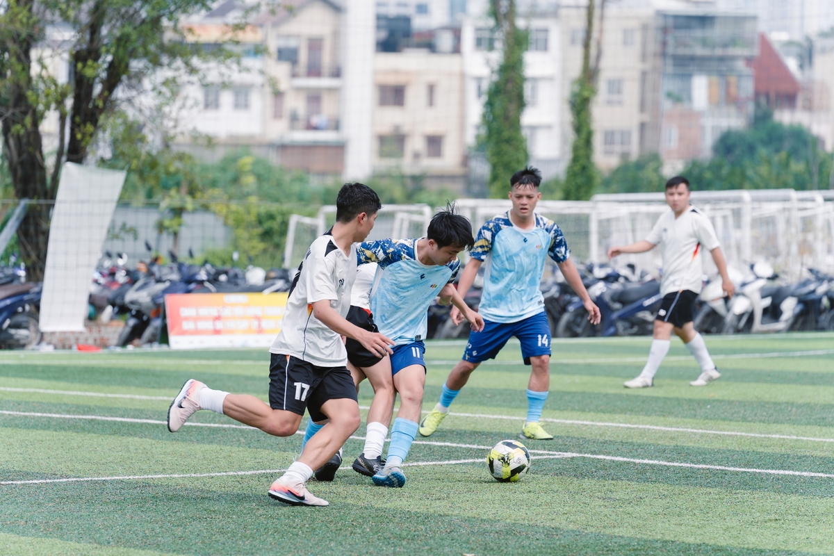 <p class="Normal" dir="ltr" style="text-align:justify;"> Cùng lúc diễn ra, phía sân còn lại là trận so tài cân sức giữa nhà Bán lẻ &lpar;áo xanh&rpar; và Làng giáo &lpar;áo trắng&rpar;.</p> <p class="Normal" style="text-align:justify;"> Hiệp 1 diễn ra với thế trận giằng co quyết liệt. Kịch tính được đẩy lên cao trào ở phút 31 khi Nguyễn Ngọc Thuật mở tỷ số cho đội tuyển nhà Giáo. Nhưng niềm vui của nhà Giáo dục chỉ kéo dài đúng 1 phút. Ngay lập tức, Lê Văn Thông đã đưa trận đấu về vạch xuất phát bằng bàn gỡ hòa cho nhà Bán lẻ ở phút 32.</p>