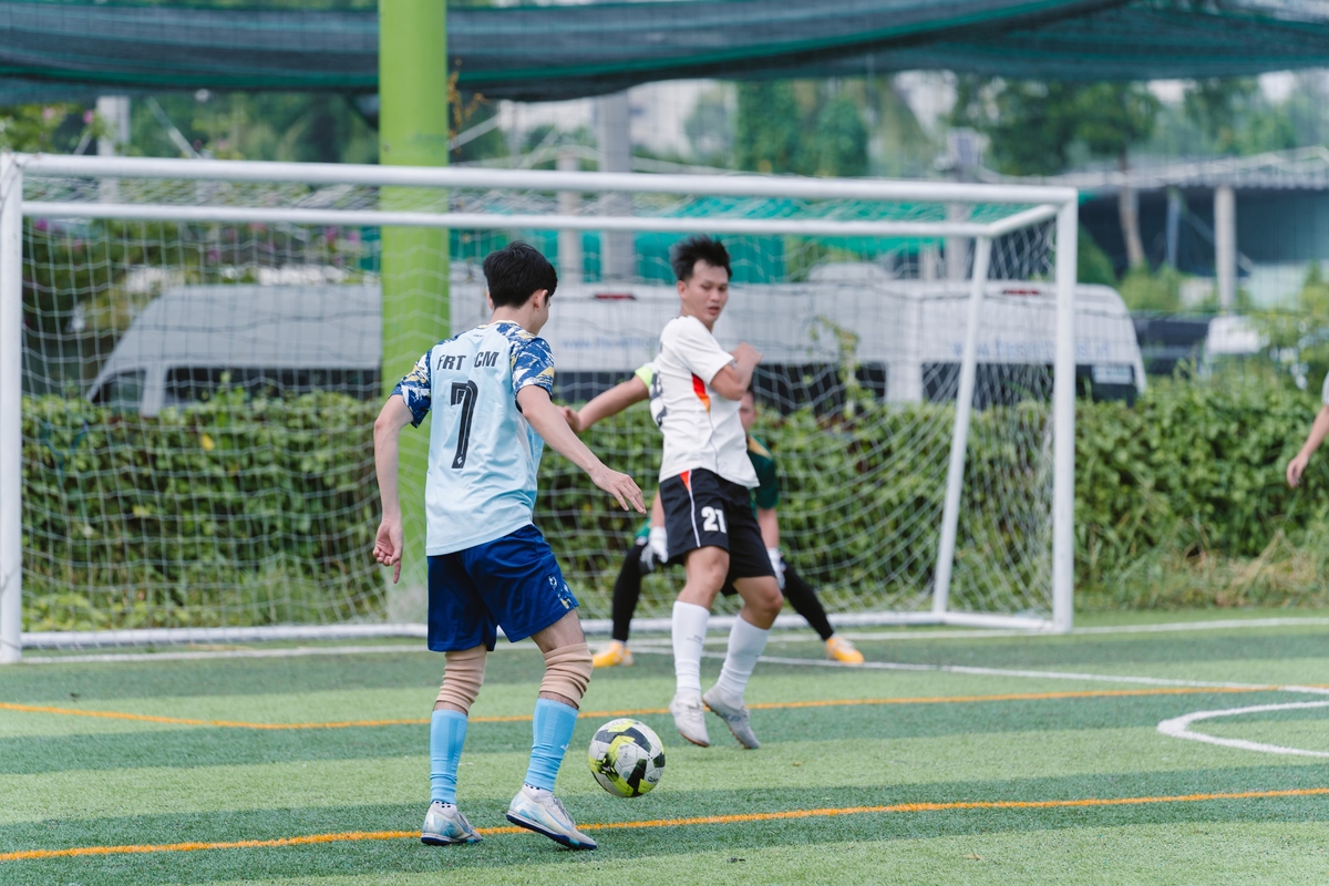 <p class="Normal" dir="ltr" style="text-align:justify;"> Bước ngoặt đến ở phút 36, Nguyễn Đoàn Sỹ tái lập thế dẫn bàn cho FEDU. Những phút còn lại, FRT dốc toàn lực tấn công nhưng không thể xuyên thủng hàng phòng ngự kỷ luật của đối phương. Dấu chấm hết cho hy vọng của nhà Bán lẻ đến ở phút 52, khi Võ Văn Y ấn định chiến thắng cho FEDU.</p> <p class="Normal" dir="ltr" style="text-align:justify;"> Chung cuộc: FRT 1 - 3 FEDU.</p>