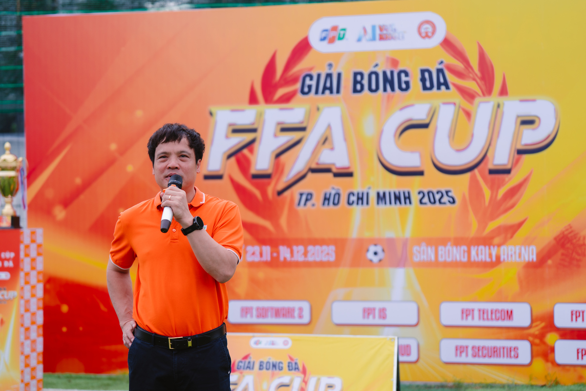 <p class="Normal" dir="ltr" style="text-align:justify;"> Phát biểu khai mạc, Tổng Giám đốc Nguyễn Văn Khoa hào hứng gửi lời chúc tới các đội bóng sẽ có một mùa giải vui vẻ, kết nối và nhiều sức khoẻ. “Các bạn đá vui, đá hay nhưng phải fair-play. Trên sân có phải thi đấu hết mình nhưng nhớ rõ, đối thủ bên cạnh cũng là đồng đội FPT”, anh nói.</p> <p class="Normal" dir="ltr" style="text-align:justify;"> Anh Khoa bày tỏ niềm tự hào với giải bóng đá FFA Cup, từng là giải đấu sân 11 truyền thống và huy hoàng của người FPT khu vực miền Nam. Việc thay đổi thể thức thành bóng đá sân 7, Ban lãnh đạo cùng BTC giải đấu mong muốn tiếp tục duy trì truyền thống thể thao đẹp này của người FPT.</p>