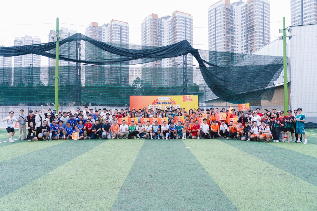 <p class="Normal" style="text-align:justify;"> Ngay sau lễ khai mạc trang trọng, 10 đội bóng đã bước vào tranh tài với tinh thần quyết tâm cao độ. Việc chuyển sang thi đấu thể thức sân 7 đã khiến tốc độ trận đấu được đẩy lên rất cao ngay từ tiếng còi khai cuộc.</p>