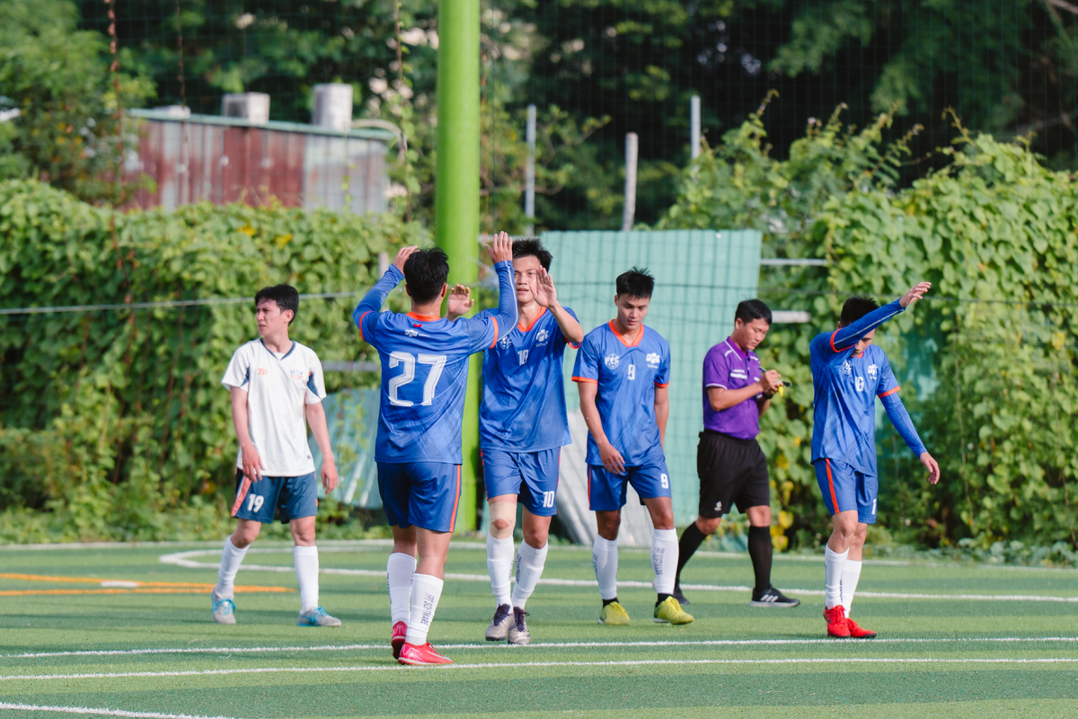 <p class="Normal" dir="ltr" style="text-align:justify;"> Sang hiệp 2, với lợi thế dẫn bàn và đội hình dày dặn, FSOFT1 thực hiện chiến thuật "thay máu" đội hình khi sử dụng tới 7 lượt thay người nhằm duy trì thể lực. Dù vậy, họ vẫn có thêm bàn thắng của Võ Quốc Vương &lpar;phút 57&rpar;. Bên phía FCI, dù rất nỗ lực và có thêm bàn thắng của Lưu Minh Quang &lpar;phút 59&rpar;, nhưng chừng đó là chưa đủ để lật ngược thế cờ.</p> <p class="Normal" dir="ltr" style="text-align:justify;"> Chung cuộc: FCI 2 - 4 FSOFT1.</p>