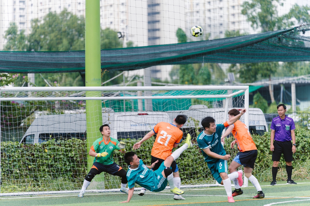 <p class="Normal" dir="ltr" style="text-align:justify;"> Tâm điểm của ngày thi đấu dồn về cuộc đối đầu giữa FSOFT2 &lpar;áo cam&rpar; và FPTs &lpar;thuộc FPT Securities, áo xanh lá&rpar;. Sự trở lại của nhà Chứng khoán sau 2 năm vắng bóng đã tạo nên một kịch bản không ai ngờ tới.</p> <p class="Normal" style="text-align:justify;"> Bất ngờ xảy ra ngay phút thứ 8 khi Nguyễn Thanh Huy đưa FPTs vươn lên dẫn trước. Như bị chạm vào tự ái, FSOFT2 vùng lên mạnh mẽ tạo nên một cuộc rượt đuổi tỷ số nghẹt thở như phim hành động. Phạm Thanh Bình tỏa sáng rực rỡ với cú đúp &lpar;phút 17, 35&rpar;, bên cạnh các pha lập công của Trịnh Trúc Luôn và Huỳnh Quang Vĩnh.</p>