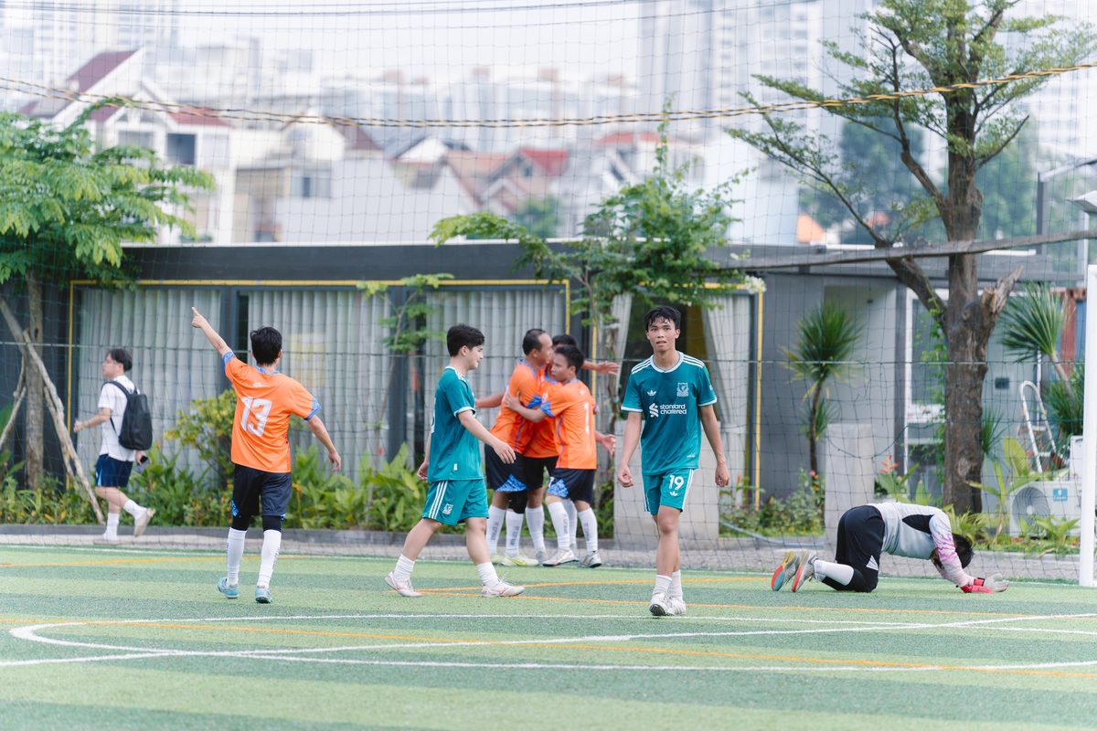 <p class="Normal" dir="ltr" style="text-align:justify;"> Điểm nhấn thú vị của trận đấu gọi tên cầu thủ Lê Văn Đức &lpar;FSOFT2&rpar; khi anh vừa là người hùng ghi bàn nâng tỷ số &lpar;phút 36&rpar;, vừa "đốt lưới nhà" ở phút 31. Phía bên kia chiến tuyến, các chàng trai chứng khoán FPTs cho thấy tinh thần chiến đấu kiên cường khi bám đuổi quyết liệt đến những phút cuối cùng với bàn thắng của Đinh Quang Thuần &lpar;phút 53&rpar;. Tuy nhiên, cú chốt hạ của Đặng Quốc Vương &lpar;phút 50&rpar; đã khép lại trận cầu có tới 11 bàn thắng.</p> <p class="Normal" dir="ltr" style="text-align:justify;"> Chung cuộc: FSOFT2 6 - 5 FPTs.</p>