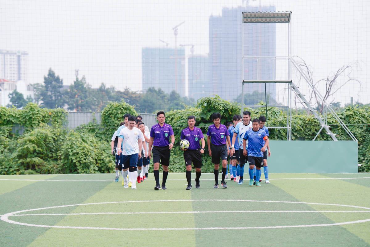 <p class="Normal" dir="ltr" style="text-align:justify;"> Ở trận đấu còn lại của bảng đấu này, Đương kim vô địch FTEL &lpar;thuộc Viễn thông FPT, áo xanh&rpar; đã có màn "thị uy" sức mạnh đáng sợ trước đội bóng trẻ FHO &lpar;áo trắng&rpar;.</p> <p class="Normal" style="text-align:justify;"> <br /> Đúng với vị thế của đội bóng vô địch 5 năm liên tiếp, các chàng trai nhà Cáo đã biến trận đấu thành sân khấu riêng của mình. Ngôi sao sáng nhất trận đấu là Phạm Phú Tài với cú hat-trick đẳng cấp &lpar;phút 15, 24, 39&rpar;. Trần Văn Khang cũng không kém cạnh với một cú đúp. Hai bàn còn lại do công của Đỗ Ngọc Phi và Võ Văn Huy.</p>