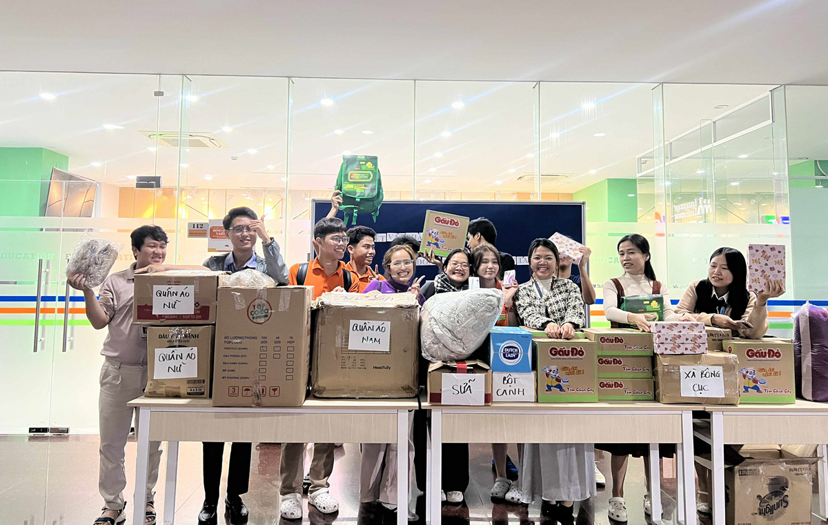 <p class="Normal"> Tại Đà Nẵng, các bạn nhỏ Trường THPT FPT tranh thủ sau giờ học ở lại trường để góp sức cho hoạt động hướng về cộng đồng. Đúng tinh thần “tuổi nhỏ làm việc nhỏ”, các em xếp từng chiếc áo, từng quyển sách… phân loại cẩn thận và đóng thành từng thùng gọn gàng. Những món quà giản dị ấy mang theo thật nhiều yêu thương, gửi đến những người bạn đồng trang lứa nơi vùng lũ.</p>