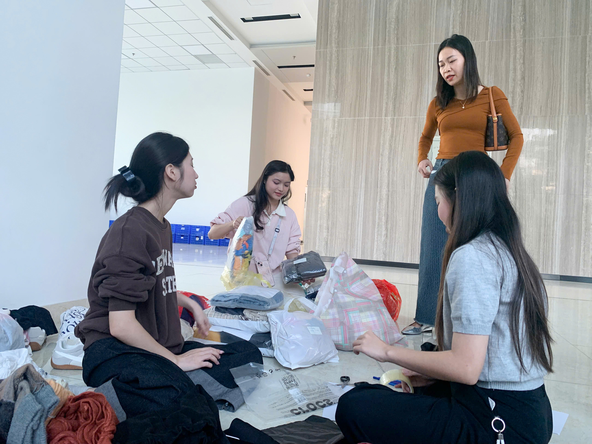 <p class="Normal"> Giữa một góc sảnh nhỏ, các CBNV cùng nhau phân loại quần áo, thuốc men và đồ dùng thiết yếu. Từng món quà được chuyền tay nhau, với tinh thần khẩn trương, đầy ấm áp. Tại Hà Nội, chị Nguyễn Khánh Linh - Giám đốc Trung tâm Thu hút nguồn Nhân lực nhà Viễn thông FPT, cho biết, chị đã chuẩn bị nhiều vật dụng thiết thực, gồm cặp đi học, chăn ấm và quần áo mới. Bởi theo chị, trong bối cảnh bà con khu vực miền Trung vừa trải qua thiên tai, các loại nhu yếu phẩm tối quan trọng chính là đồ ăn, quần áo và thuốc men, vì vậy chị ưu tiên đóng góp những món đồ mang tính sử dụng ngay và giúp người dân sớm ổn định sinh hoạt.</p>