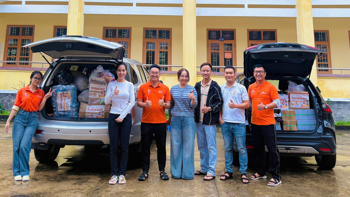 <p class="Normal" dir="ltr"> Ngay tại địa phương nơi bị ảnh hưởng bởi lũ lụt, thầy và trò FPT Polytechnic Quy Nhơn &lpar;tỉnh Gia Lai&rpar; cũng khẩn trương mang những món quà đến với các điểm trường. Những chuyến xe yêu thương của người FPT đang lăn bánh, hướng về đồng bào với thật nhiều lời nhắn gửi bên trong: “Cố lên miền Trung ơi”, “Chúc bà con bình an”…</p>