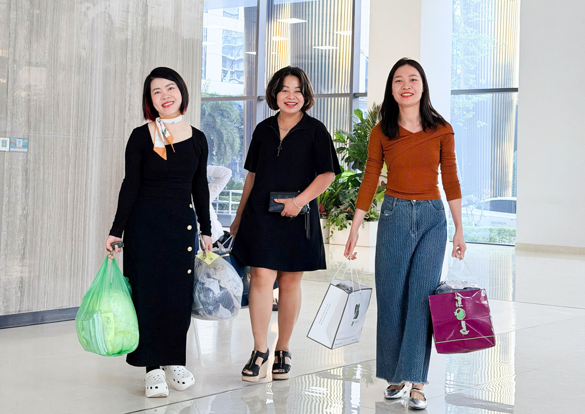 <p class="Normal" dir="ltr"> Tầng 1, sảnh C trụ sở FPT Tower &lpar;Hà Nội&rpar; đón người FPT “tay xách nách mang” với thật nhiều túi quà, mang đến gửi trao. Chị Trần Thị Kim Thoa, cán bộ nhà Viễn thông FPT chia sẻ, suốt nhiều năm qua, chị luôn duy trì thói quen dọn tủ, chọn những bộ quần áo còn mới của con, gấp gọn và lưu giữ cẩn thận để gửi đến trẻ em ở những nơi khó khăn. Chứng kiến miền Trung liên tiếp oằn mình trong bão lũ, chị và gia đình đã tham gia đóng góp vào các quỹ của Ủy ban MTTQ Việt Nam. Song, nhận được thông tin kêu gọi từ đơn vị về quyên góp quần áo và đồ dùng thiết yếu cho người dân vùng lũ, chị Thoa lập tức mang những bộ đồ đã được chuẩn bị sẵn để gửi đi, với hy vọng góp chút sức nhỏ bé để chia sẻ cùng đồng bào vùng lũ.</p>