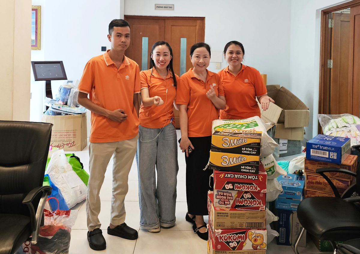 <p class="Normal" dir="ltr"> Còn tại TP HCM, người FPT khắp phòng ban, đơn vị tại tòa nhà lỉnh kỉnh đồ đạc mang đến tiếp sức cho bà con miền Trung, từ những chiếc áo ấm được gấp gọn gàng, đồ dùng học tập, mì tôm, bánh sữa đến những hộp thuốc men. Ban HiFPT nhà Viễn thông hưởng ứng mạnh mẽ hoạt động quyên góp, khi kéo cả xe đẩy chất đầy quần áo, mì gói… đến điểm tiếp nhận. Đại diện đơn vị, chị Đỗ Thị Thanh Hoa gửi gắm thông điệp: “Những ngày qua, cả nước đều hướng về đồng bào miền Trung đang chịu ảnh hưởng nặng nề của lũ lụt. Tập thể Ban HiFPT chỉ là một phần nhỏ trong nỗ lực chung đó, nhưng chúng mình tin rằng những đóng góp dù nhỏ cũng có thể mang lại sự ấm áp và động viên kịp thời cho bà con. Hy vọng sự chung tay này sẽ góp phần tiếp thêm niềm tin để bà con sớm vượt qua khó khăn”.</p>