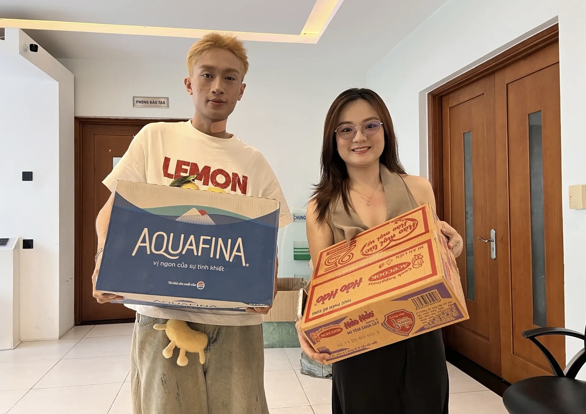 <p class="Normal" dir="ltr"> Nhà Sendo Farm cũng nhanh chóng hưởng ứng, kêu gọi CBNV quyên góp và trực tiếp mang những thùng mì tôm, nước suối đến ủng hộ. Mỗi vật phẩm không chỉ là một món hàng cứu trợ mà là sự đồng hành từ phương xa, như một lời nhắn gửi nhẹ nhàng mà chân thành dành cho đồng bào đang oằn mình trong lũ dữ.</p>