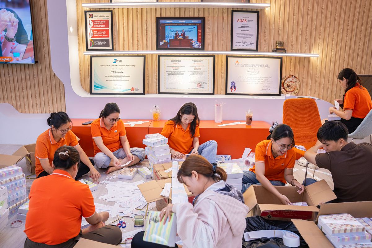 <p class="Normal" dir="ltr"> Tại Trường Đại học FPT, những cuốn vở được xếp ngay ngắn, những cây bút được kiểm tra cẩn thận, từng chiếc balo được chuẩn bị chu đáo. Mỗi món quà nhỏ đều chứa đựng sự nâng niu của thầy cô và sinh viên, như gửi gắm niềm tin rằng hành trình học tập của các em học sinh vùng lũ sẽ không bị gián đoạn.</p>