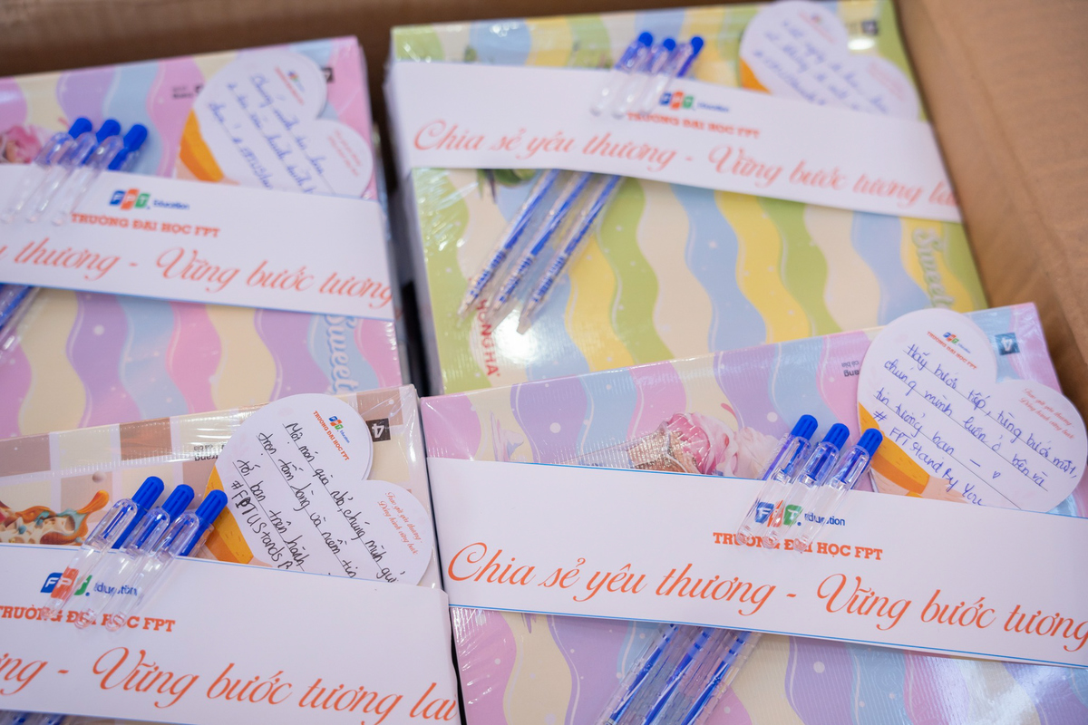 <p class="Normal"> Không chỉ là vật dụng học tập, đó còn là lời động viên nhẹ nhàng mà ấm áp dành cho các em. Dẫu mưa lũ có khiến việc học gián đoạn, FPT vẫn mong rằng các em sẽ vững vàng trở lại lớp. Cùng nhau hướng về miền Trung, Đại học FPT gửi gắm hy vọng rằng mỗi trang vở trao đi sẽ mở thêm một cánh cửa tri thức cho ngày mai tốt đẹp hơn.</p>