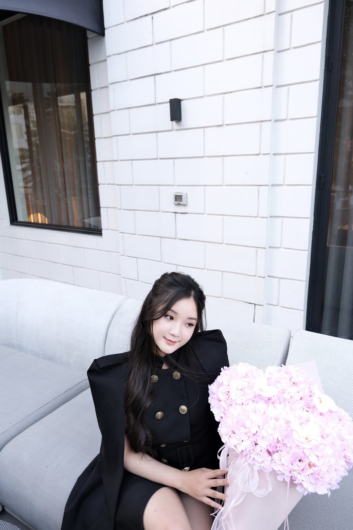 <p class="Normal" style="text-align:justify;"> Khi cơ hội đến, Linh xem đó là lời “hẹn ước” của tuổi trẻ và cảm thấy may mắn khi được bước chân vào môi trường ấy. Trong hành trình làm việc, sự dẫn dắt của chị Phạm Thị Quỳnh Vi - Giám đốc Chất lượng FPT - trở thành động lực quan trọng giúp Linh không chỉ phát triển chuyên môn chất lượng &lpar;QA&rpar; mà còn mở rộng hiểu biết về công nghệ và quy trình vận hành trong Tập đoàn.</p> <p class="Normal" style="text-align:justify;"> Linh chia sẻ: “Điều khiến mình gắn bó nhất chính là đồng nghiệp - những người giỏi và siêu dễ thương, luôn sẵn lòng hỗ trợ nhau trong công việc”.</p>