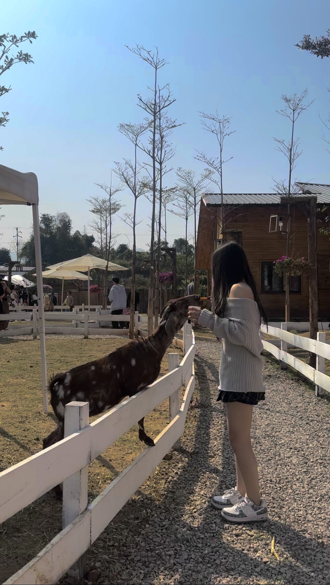 <p class="Normal" style="text-align:justify;"> Linh là người yêu sự ngăn nắp và rõ ràng. Với cô, một ngày làm việc lý tưởng không cần quá nhiều điều đặc biệt - chỉ đơn giản là hoàn thành hết các đầu việc trước 18h, để kết thúc ngày với cảm giác thật trọn vẹn và thoải mái.</p>