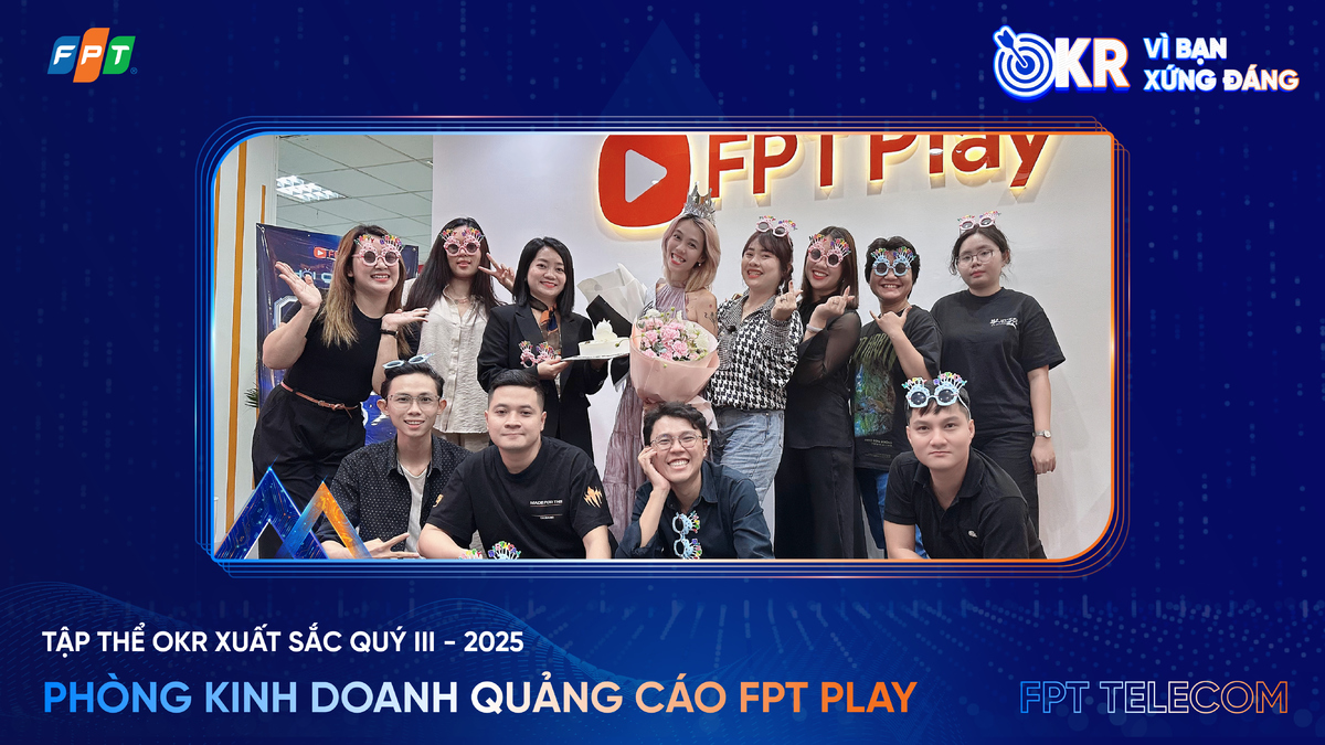 <p class="Normal"> Trong bối cảnh ngân sách marketing bị cắt giảm, lỗi “tracking” ảnh hưởng đến niềm tin của khách hàng và xu hướng dịch chuyển sang các nhà cung cấp khác, <strong>phòng Kinh doanh Quảng cáo &lpar;FPLADV&rpar; - FPT Play thuộc nhà Viễn thông</strong> vẫn đặt mục tiêu doanh thu 35 tỷ đồng trong quý III, đồng thời phải ký được tài trợ show giải trí và 2 gói tài trợ lớn cho giải bóng đá U23 Đông Nam Á và giải Vô địch bóng đá thế giới các CLB &lpar;FCWC&rpar;.</p> <p class="Normal"> Thực tế, kết quả đạt được vượt xa những con số trên giấy. Doanh thu phòng cán mốc 51,2 tỷ đồng, tương đương 146% mục tiêu OKR. Đội ngũ không chỉ ký được một mà bốn hợp đồng tài trợ show giải trí, trong đó có “A.I là AI” - chương trình có mức độ cạnh tranh tài trợ rất cao. Gói tài trợ cho U23 Đông Nam Á đạt 5,5 tỷ đồng, còn FCWC chạm mốc 10 tỷ, gấp đôi mục tiêu. Bí quyết nằm ở việc đơn vị đã kiên trì bám sát khách hàng, khoanh vùng nhóm tiềm năng theo từng loại hình dịch vụ, tư vấn gói giải pháp phù hợp và phối hợp chặt chẽ với bản quyền, nội dung, digital, marketing để bảo đảm hiệu quả truyền thông cho nhãn hàng. Các chương trình khuyến khích chi tiêu, hoàn tiền cho agency cũng được thiết kế linh hoạt, thu hút ngân sách mới đổ vào Inventory quảng cáo &lpar;không gian quảng cáo&rpar; của FPT Play.</p>