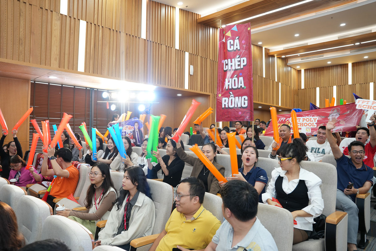 <p class="Normal"> <span>Ngay đầu giờ chiều, dù Ban giám khảo và các thí sinh chưa xuất hiện, khu vực khán giả đã rực rỡ sắc màu khi các hội cổ động viên từ khắp đơn vị tề tựu đông đủ, nhanh chóng lấp kín hàng ghế. Như mọi mùa Trạng trước, không khí náo nhiệt và rộn ràng được thổi bùng bởi tiếng kèn, tiếng trống, cờ quạt và những tấm bandroll sắc màu. Tất cả hòa lại tạo thành bầu không khí cuồng nhiệt, đúng chất máu lửa đặc trưng của cuộc thi danh giá nhất Tập đoàn.</span></p> <p class="Normal" style="text-align:justify;"> <span>Trong phòng họp bên cạnh hội trường, 35 sĩ tử đang có những phút “họp ngắn” để ổn định tinh thần trước giờ G. Họ là những gương mặt ưu tú nhất, đã xuất sắc vượt qua hàng trăm ứng viên tài năng trong Tập đoàn để góp mặt ở chặng cuối cùng của hành trình tìm kiếm nhân tài – những lãnh đạo kế cận tương lai của FPT.</span></p>