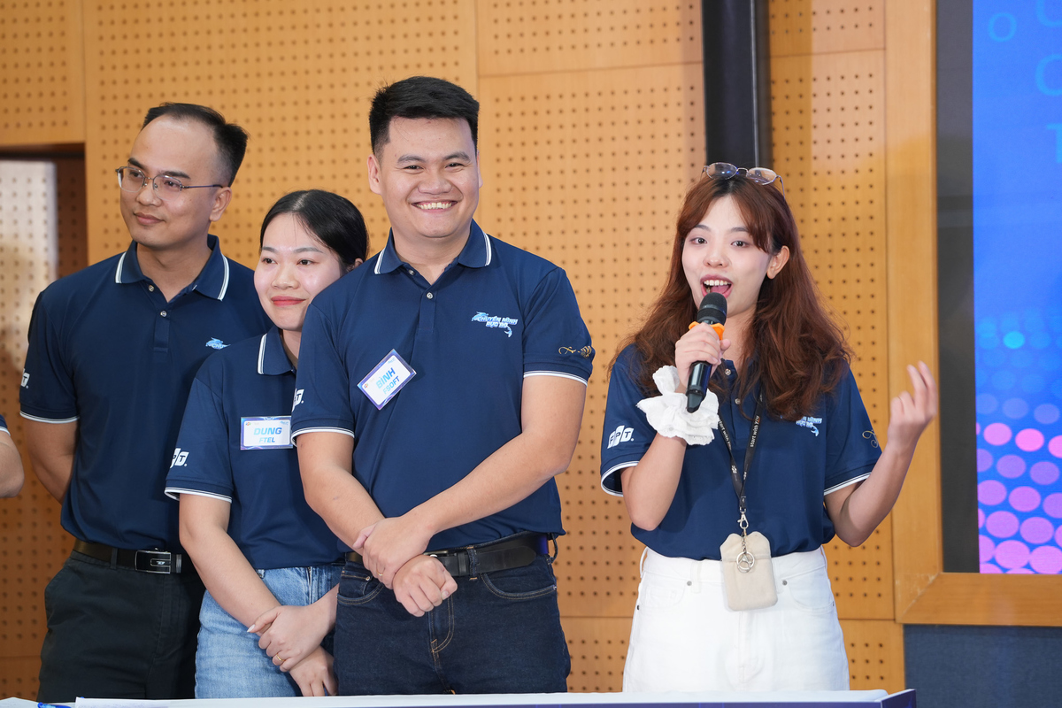 <p class="Normal" style="text-align:justify;"> Dù thi ở lượt cuối, phần trình bày của Đội 2 lại mang tới bầu không khí tươi vui và nhiều tiếng cười sảng khoái với chủ đề thú vị xoay quanh chữ “Đồng đội”, một trong 6 giá trị vàng của Văn hóa FPT: “Đồng đội” và “đồng bọn” giống và khác nhau ra sao? Ý nghĩa của sự khác biệt ấy đối với văn hóa FPT?</p> <p class="Normal" style="text-align:justify;"> Khắc Bình và Minh Tâm mở đầu bằng cách lý giải “đồng bọn” theo nghĩa gắn kết – những người luôn song hành qua mọi hoàn cảnh – trong khi Trần Thị Dung liên hệ tinh thần ấy với chất STCo: “đếch biết gì cũng tiến”, không phân cấp, cùng nhau xông lên. Không khí càng thêm sôi nổi khi cả đội đồng thanh hát “Đồng bọn mình…” để khởi động phần tranh biện.</p> <p class="Normal" style="text-align:justify;"> Khi đội khách mời đặt câu hỏi về nguy cơ “bè phái”, Minh Nhựt lập tức phản biện: bè phái hướng tới lợi ích nhóm, còn “đồng bọn FPT” hướng tới mục tiêu chung lớn hơn. Thanh Tùng bổ sung tinh thần “điên rồ nhưng có kỷ luật”, và Mạnh Tuấn nhấn mạnh quyết tâm đổi mới bắt đầu từ người đứng đầu. Cả đội thống nhất rằng tinh thần “đồng bọn” chính là sợi chỉ đỏ kết nối từ những nhà sáng lập FPT đến các CBNV mới on-board – cùng “đồng cam cộng khổ”, không ngừng vươn tới những đỉnh cao mới.</p> <p class="Normal" style="text-align:justify;"> Khán phòng bật cười khi giám khảo Hoàng Trung Kiên đặt câu hỏi nhanh: “Hãy chọn một từ thay thế cho ‘đồng bọn’.” Không cần quá nhiều thời gian suy nghĩ, cô gái Gen Z Lê Minh Tâm đáp ngay: “Đồng tính.” Câu trả lời lập tức kích hoạt một lượt “react” từ giám khảo. Minh Tâm giải thích, “tính” có thể là tính cách, tính toán, cá tính…, mang lại sự cởi mở, thân thiện và sáng tạo – điều mà người FPT luôn tự hào.</p>