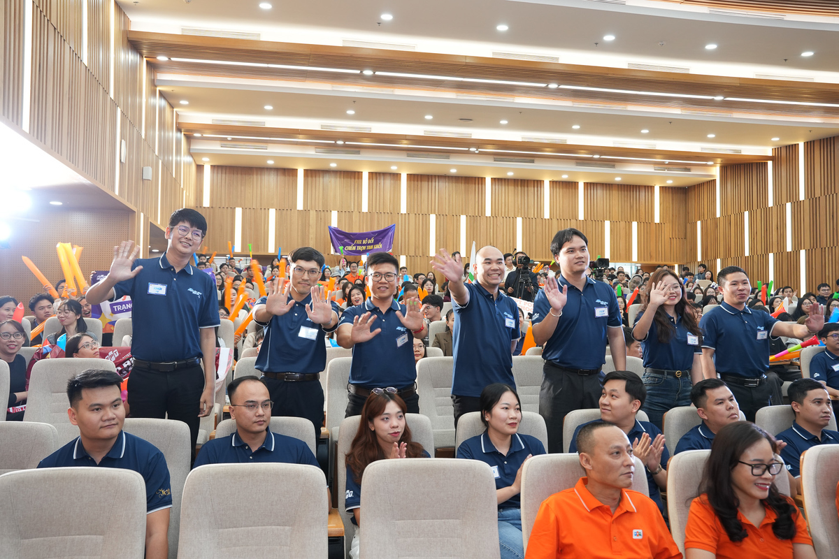 <p class="Normal" style="text-align:justify;"> Vòng tranh biện nhóm Trạng FPT năm nay có 35 sĩ tử được chia thành 5 đội, bước vào các lượt tranh biện theo chủ đề bốc thăm. Mỗi đội có 10 phút thảo luận trước khi bước lên sân khấu.</p> <p class="Normal" style="text-align:justify;"> Phần thi chính thức sẽ kéo dài 20 phút, trong đó phần trình bày yêu cầu có 4 thành viên trình bày, mỗi người tối đa một phút. Ngay sau đó, đội khách mời sẽ có 5 phút để làm khó nhóm sĩ tử với phần hỏi đáp. Cuối cùng, cặp Ban giám khảo “ngồi ghế nóng” sẽ có 4 phút để chất vấn, kiểm tra chiều sâu lập luận của các sĩ tử.</p>