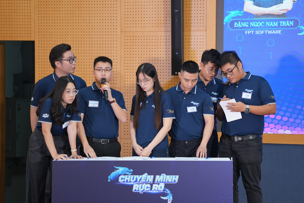 <p class="Normal"> Dẫn đầu sân chơi, đội số 3 gồm các sĩ tử Lê Công Nghĩa, Trần Văn Danh, Nguyễn Đại Dương, Đặng Ngọc Nam Trân, Nguyễn Đình Vinh, Lê Giang Nguyên và Trần Thu Thủy, bước lên sân khấu để giải đề bài về tầm nhìn chiến lược Tập đoàn: FPT có những cơ hội và thách thức gì khi tham gia sâu vào các lĩnh vực công nghệ mới hiện nay?</p> <p class="Normal"> Phần trình bày quan điểm được giao về 4 thành viên nhóm phụ trách. Trong 4 phút ngắn ngủi, nhóm đã nêu ra những cơ hội và thách thức, cùng với đó đề xuất giải đáp. Trong bối cảnh đất nước bước vào thời kỳ “vươn mình”, nhóm cho rằng FPT đứng trước cơ hội trở thành “hạt nhân phụng sự quốc gia”, khi GDP kỳ vọng tăng trưởng mạnh, mở ra dư địa lớn cho các tập đoàn công nghệ. Về thách thức, nhóm liệt kê hàng loạt những thiếu sót, cản trở như: công nghệ chưa được chuẩn hóa, thiếu sự thống nhất; các dự án tiên phong đòi hỏi năng lực, kinh nghiệm triển khai; bài toán nhân lực – chuyên gia – vốn và hạ tầng cũng là những rào cản lớn.</p> <p class="Normal"> Các khách mời “xoáy sâu” vào lập luận, đặt câu hỏi về lợi thế cạnh tranh thật sự của FPT và lý do khiến tập đoàn chưa thể tham gia sâu hơn, buộc đội phải phản biện nhanh về văn hóa tiên phong và lợi thế tích lũy trong các dự án lớn. Trong phần đối đáp liên tục với ban giám khảo, đội đưa ra hướng chuẩn bị nguồn lực: đầu tư mạnh vào nhân lực chủ chốt, hạ tầng cốt lõi và R&D để làm chủ công nghệ mới. Sĩ tử Nguyễn Đình Vinh nhấn mạnh yếu tố then chốt nằm ở “hợp lực giữa các công ty thành viên”, cùng yêu cầu hoàn thiện dữ liệu, quy trình và năng lực thử nghiệm để tăng tốc.</p> <p class="Normal"> Phần thi khép lại bằng khẩu hiệu quyết liệt “Đổi mới hoặc là chết”, thể hiện tinh thần sẵn sàng bước vào những lĩnh vực mới mà FPT chưa từng thử sức.</p>