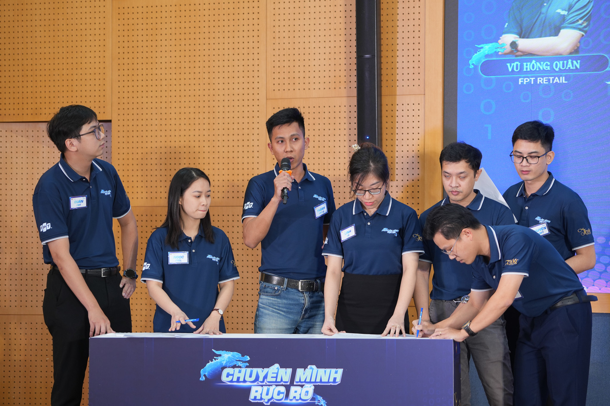 <p class="Normal" style="text-align:justify;"> Lượt thi số 2 chứng kiến phần thể hiện của đội số 5 với đề bài mang tính khai phóng: mô tả chân dung lãnh đạo số của FPT trong thời kỳ mới và những năng lực mà thế hệ quản lý trẻ cần trang bị để sẵn sàng dẫn dắt tổ chức số. Bảy sĩ tử – Lê Nhật Quang, Trần Thị Khánh Linh, Nguyễn Việt Thành, Vũ Hồng Quân, Dương Lê Phúc Nguyện, Phạm Quang Hưng và Cao Thanh Ngọc – đã mang đến một góc nhìn sống động về thế hệ lãnh đạo mới của FPT.</p> <p class="Normal" style="text-align:justify;"> Mở đầu bằng tuyên ngôn “Tôi sẵn sàng đổi mới”, nhóm nhấn mạnh: đổi mới không phải khẩu hiệu mà là điều kiện tiên quyết của thời đại mà mọi quyết định đều được xác thực bằng dữ liệu. Theo nhóm, lãnh đạo số FPT là người mang DNA “Tôn – Đổi – Đồng – Chí – Gương – Sáng”, kết hợp với bản lĩnh dám nghĩ – dám sai – dám triển khai. Họ biết tận dụng sức mạnh hệ sinh thái FPT, giữ đội ngũ cốt lõi, thúc đẩy hợp lực nội bộ và đưa công nghệ vào mọi quyết sách – từ vận hành, nhân sự đến chiến lược dài hạn.</p> <p class="Normal" style="text-align:justify;"> Phần hỏi đáp với Ban giám khảo tiếp tục thử thách bản lĩnh nhóm. Trước câu hỏi của chị Hương về tình trạng “chảy máu chất xám”, nhóm đưa ra ba giải pháp giữ chân nhân tài: gắn kết cảm xúc – tạo cơ hội – nâng cao đãi ngộ. Về lo ngại “lãnh đạo hiện hữu” là rào cản đổi mới, nhóm đề xuất tư duy chuyển giao, để thế hệ đi trước đóng vai trò dẫn dắt và trao quyền. Họ cũng khẳng định chắc chắn, AI không thể thay thế lãnh đạo, nhưng lãnh đạo số tương lai phải là người biết dùng AI một cách thông minh.</p>