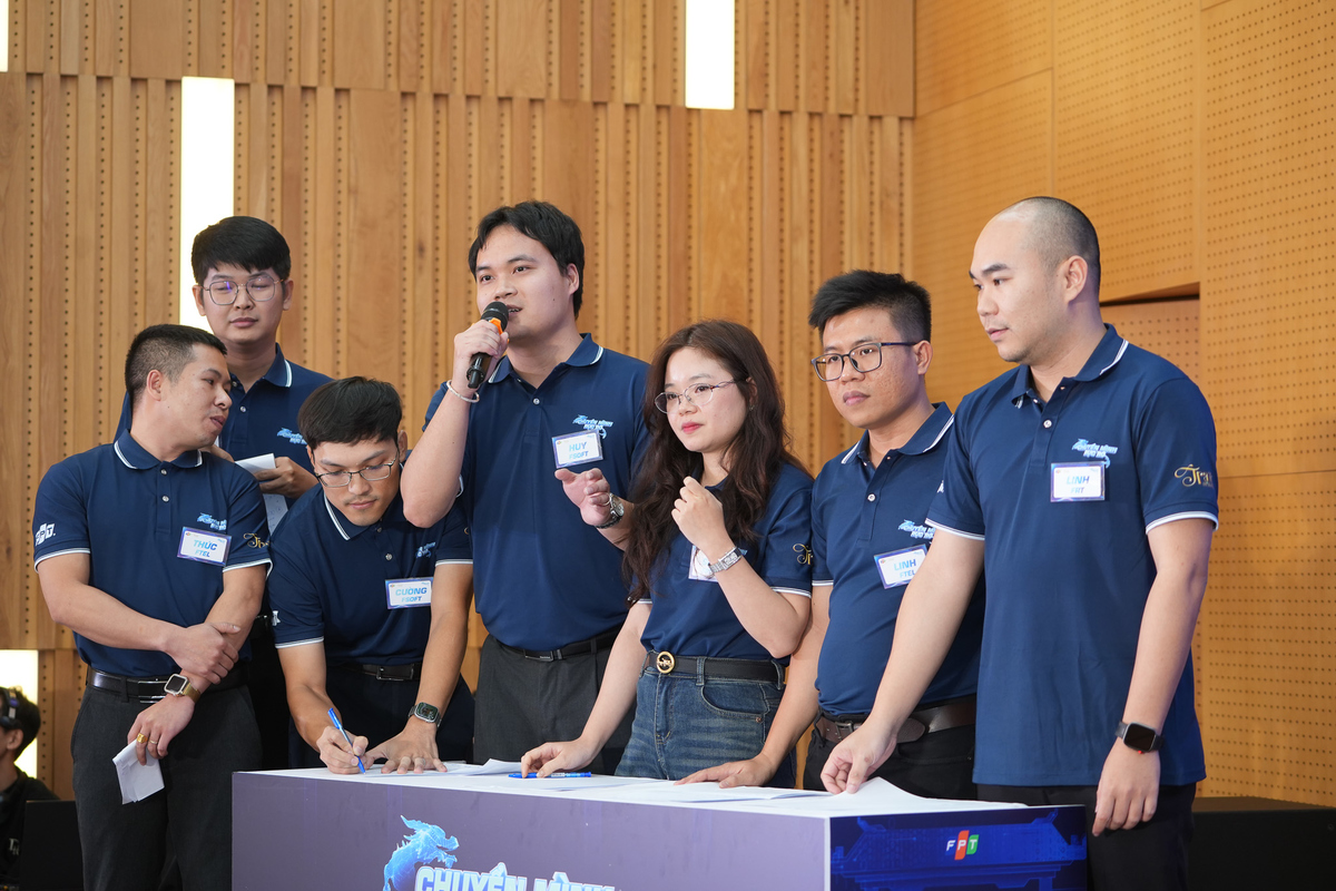 <p class="Normal" style="text-align:justify;"> 7 thí sinh của đội số 4 tiến vào phần thi với đề bài: “Để phát triển một tổ chức lớn như FPT, kỷ luật là một yếu tố quan trọng. Nhóm hãy đánh giá thực trạng tuân thủ kỷ luật trong triển khai chiến lược và kế hoạch tại FPT. Từ đó hãy đề xuất giải pháp để tiếp tục nâng cao tính kỷ luật tại FPT”.  <br /> Nhóm chia phần trình bày thành hai vế: điểm mạnh và điểm chưa tốt. Nguyễn Vũ Linh và Lê Văn Linh nhấn mạnh FPT đã triển khai chiến lược khá bài bản, từ họp định hướng xuyên suốt đến OKR toàn dân, nhưng vẫn thiếu cơ chế kiểm soát kỷ luật thực thi. Ở nhóm giải pháp, Nguyễn Ngọc Huy đề xuất tăng cường công cụ monitor dựa trên dữ liệu; Tạ Minh Khôi và các thành viên bổ sung cần đẩy mạnh truyền thông, đào tạo, cùng cơ chế thưởng – phạt rõ ràng.</p> <p class="Normal" style="text-align:justify;"> Ngay lập tức nhóm nhận được phần phản biện sắc bén của nhóm khách mời gồm Đăng Khoa và Quang Hùng. Vấn đề OKR tiếp tục được đẩy cao hơn với phần câu hỏi của đội khách mời đặt vấn đề về tính phù hợp của OKR ở tất cả các cấp và yêu cầu làm rõ mối liên hệ giữa kỷ luật và tăng trưởng. Bằng sự hợp lực của 7 thành viên, nhóm đã đưa ra những ý kiến phản biện hợp lý, đem đến 7 lượt thích từ Ban giám khảo.</p>