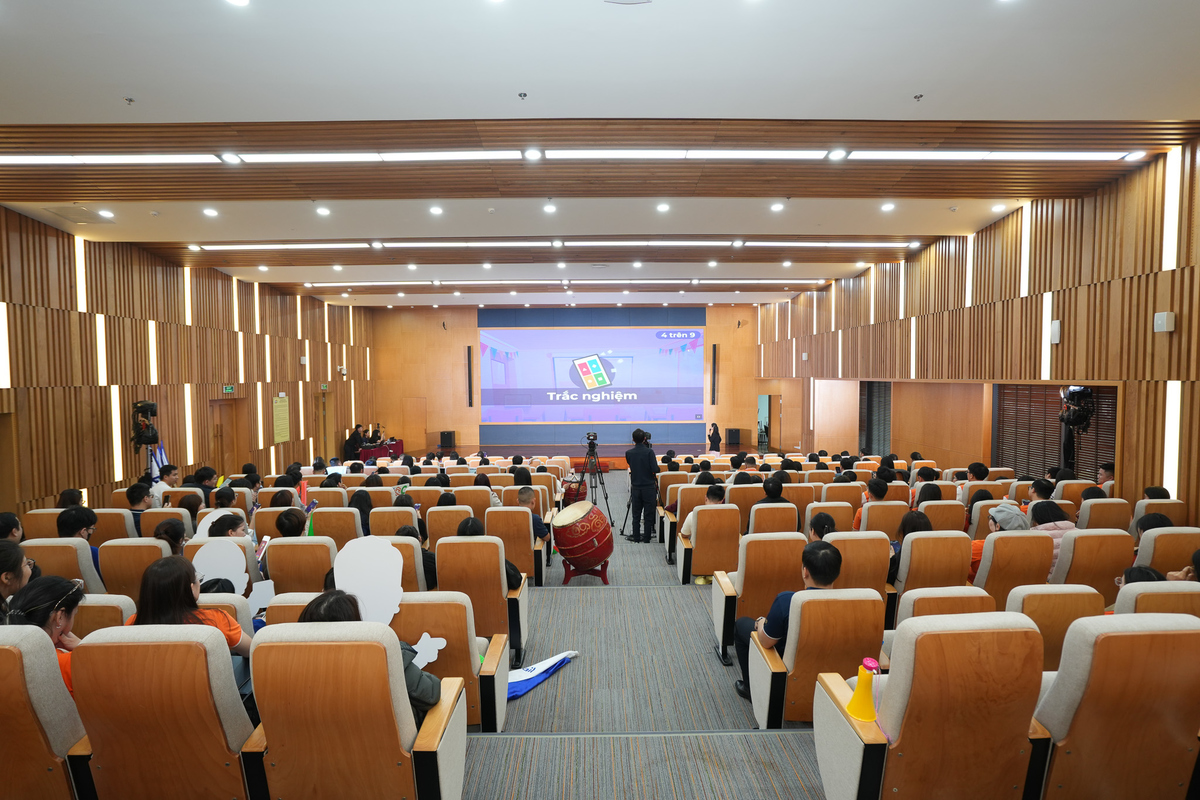 <p class="Normal" style="text-align:justify;"> Sau phần thi tranh biện căng não, chương trình khép lại với hai lượt minigame Kahoot sôi động tại hội trường. 9 câu hỏi mỗi lượt xoay quanh Giá trị cốt lõi FPT và lịch sử cuộc thi Trạng.</p> <p class="Normal" style="text-align:justify;"> Trong khi Ban giám khảo bước vào phần thảo luận căng thẳng để chọn ra những cái tên xứng đáng nhất, hội trường vẫn giữ nguyên bầu không khí sôi động, hồi hộp nhưng không kém phần háo hức.</p>