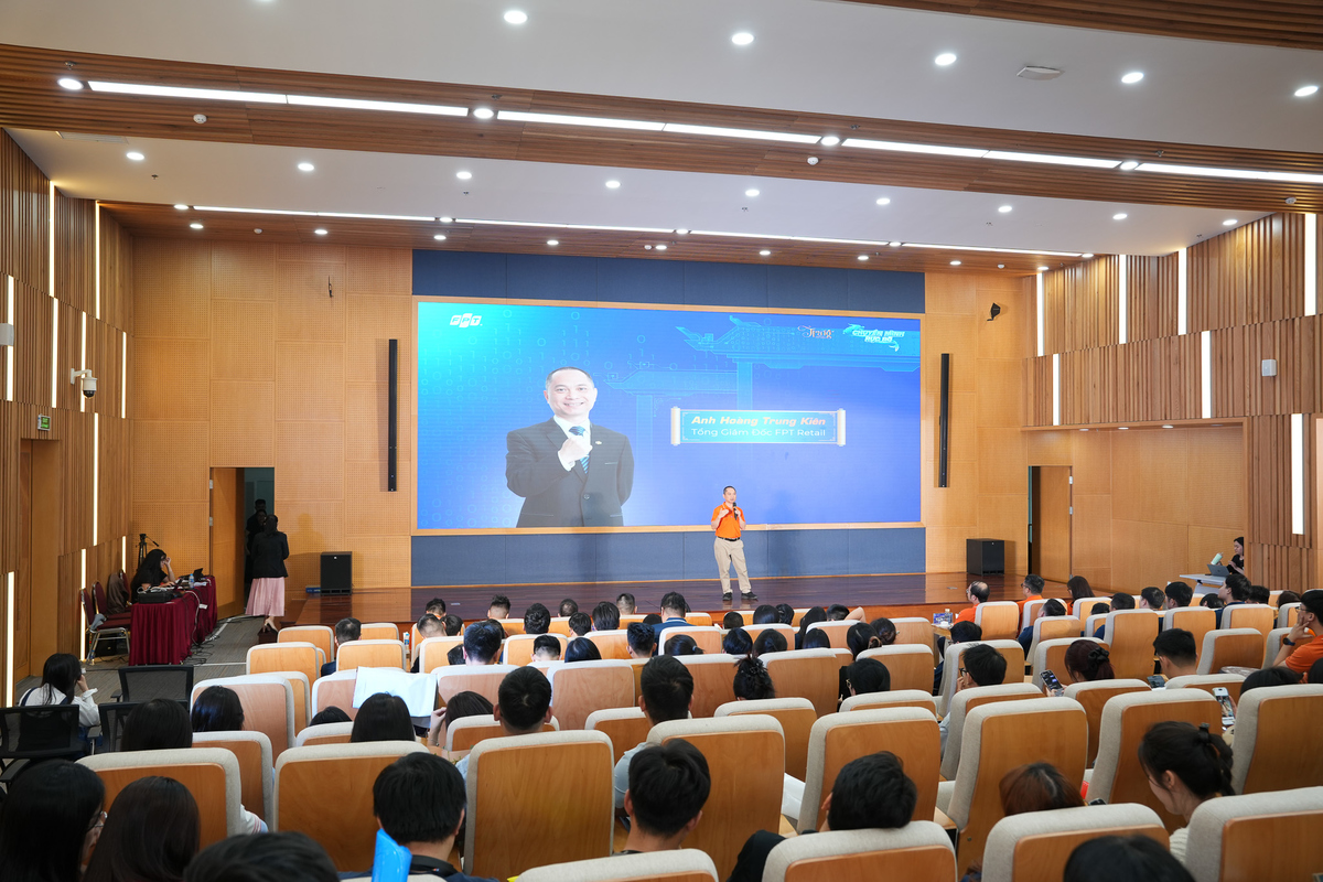 <p class="Normal" style="text-align:justify;"> Sau 30 phút hội ý căng thẳng, Hội đồng Giám khảo trở lại khán phòng để đưa ra những quyết định được đánh giá là “khó khăn nhất từ đầu mùa Trạng”. Trước thời khắc công bố Top 13, anh Hoàng Trung Kiên, đại diện Hội đồng giám khảo, đã gửi gắm đôi lời nhận xét về chất lượng sĩ tử năm nay.</p> <p class="Normal" style="text-align:justify;"> CEO Bán lẻ FPT chia sẻ, dàn thí sinh năm nay mang đến những phần thi sáng giá, khiến toàn bộ giám khảo “đau đầu” để chấm điểm. Bên cạnh đó, điểm mới của mùa Trạng năm nay là dàn cựu tam khôi FPT, cùng các đề bài có độ khó cao đã thử thách bản lĩnh và tư duy lãnh đạo của từng đội. Dẫu vậy, các sĩ tử trẻ đã chứng minh năng lực bằng hàng loạt lời giải táo bạo, ý tưởng sắc sảo và cách tiếp cận thuyết phục đến mức khiến BGK không ít lần bất ngờ. Anh đặc biệt đánh giá cao tinh thần đồng đội trong suốt phần thi – khi các thành viên thay phiên hỗ trợ, phản biện và bảo vệ quan điểm chung.</p>