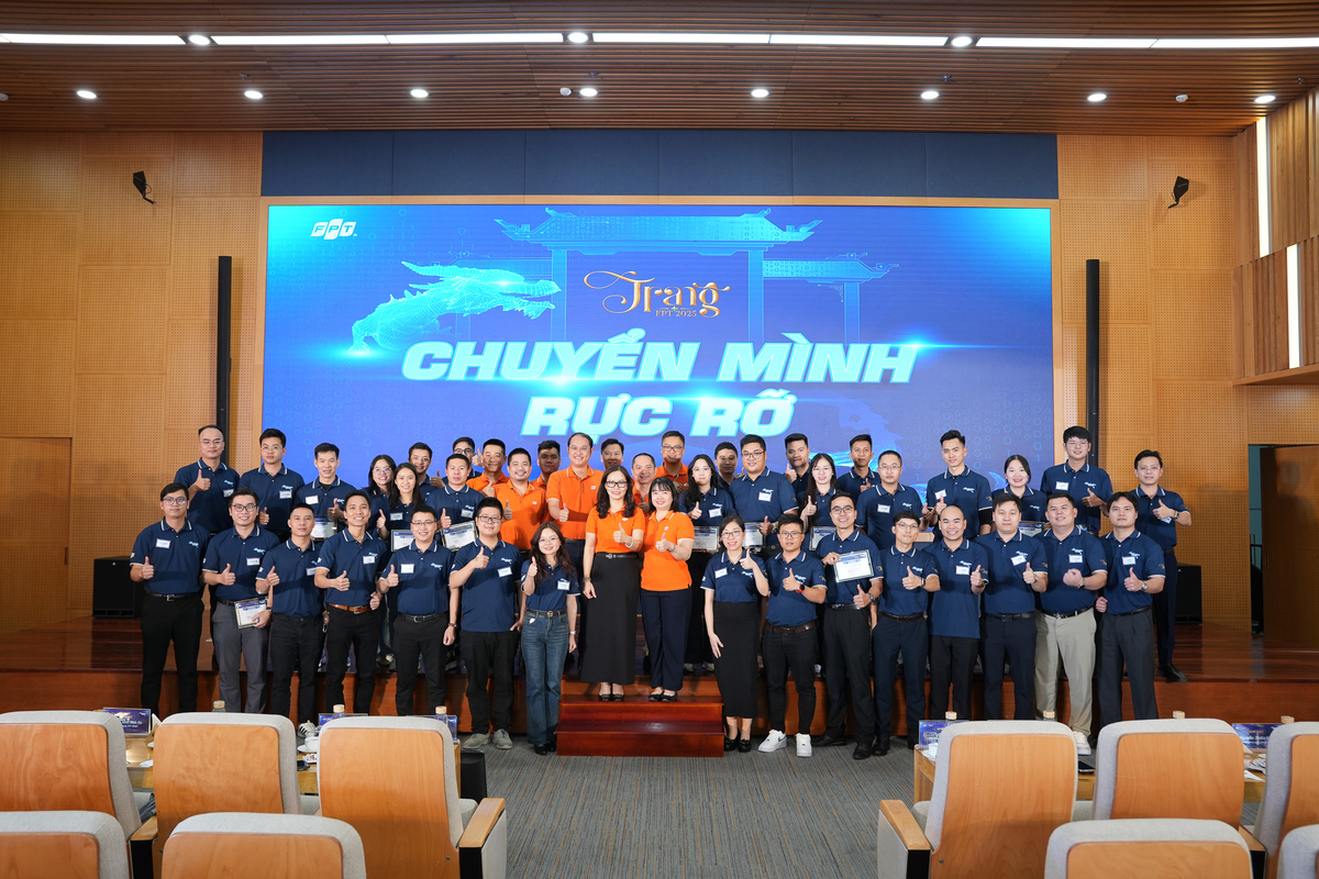 <p class="Normal" style="text-align:justify;"> Khoảnh khắc công bố Top 13 Trạng FPT 2025 diễn ra trong tiếng hò reo nghẹn thở của hội cổ động viên. Danh sách quy tụ đầy đủ đại diện từ các CTTV, phản ánh sự cân bằng về thực lực và chất lượng sĩ tử đến từ mọi miền FPT.</p> <p class="Normal" style="text-align:justify;"> Ngoài Top 13, 22 sĩ tử dừng chân đầy tiếc nuối đều đã chiến đấu hết mình, cùng đồng đội hoàn thành những phần tranh biện đỉnh cao và chỉ thiếu một chút may mắn để bước vào vòng tiếp theo. Những cái bắt tay siết chặt, những lời khen ngợi từ BGK, cùng bằng khen của chương trình chính là sự ghi nhận xứng đáng cho hành trình nỗ lực và tinh thần dấn thân của họ, những người đã vượt qua hàng trăm sĩ tử toàn FPT để có mặt ở vòng thi khó nhất này.</p>