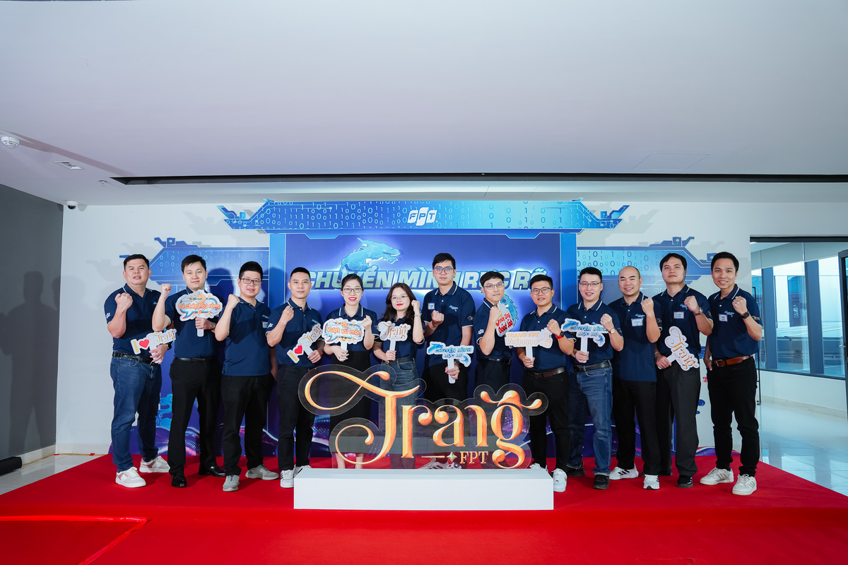 <p class="Normal" style="text-align:justify;"> Không khí náo nhiệt tại hội trường cuộc thi Trạng FPT 2026 với phần cổ động vô cùng náo nhiệt từ hội cổ động viên đã khai màn buổi sáng ngày 10/12, tạo tinh thần máu lửa cho phần thi tranh biện cá nhân, nơi 13 sĩ tử sẽ tự mình "đấu" cùng Ban giám khảo, để tìm ra những thí sinh xuất sắc nhất.</p> <p class="Normal" style="text-align:justify;"> Trong phần thi này, 13 sĩ tử sẽ bốc thăm để xác định lượt thi đấu. Với tổng thời lượng 8 phút, thí sinh có 1 phút suy nghĩ đề bài, 2 phút để trình bày và 5 phút để hỏi đáp cùng ban giám khảo.</p> <p class="Normal" style="text-align:justify;"> Hội đồng giám khảo gồm: chị Chu Thanh Hà, Chủ tịch Phần mềm FPT; chị Vũ Thị Mai Hương, Phó Tổng giám đốc Viễn thông FPT; anh Nguyễn Thượng Tường Minh, Phó Giám đốc Công nghệ FPT; chị Nguyễn Thị Đan Phượng, Giám đốc Marketing và Hợp tác chiến lược Phần mềm FPT; cùng chị Trịnh Thu Hồng, Giám đốc Học viện FPT.</p>