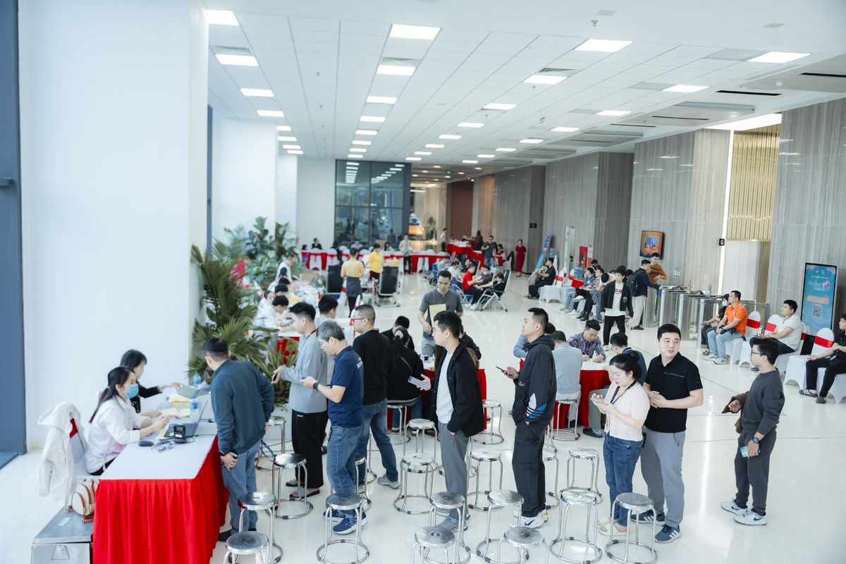 <p class="Normal" dir="ltr"> Tại FPT Tower, đội ngũ y bác sĩ của Viện Huyết học - Truyền máu Trung ương đã có mặt từ rất sớm, chuẩn bị khu vực tiếp đón, khám sàng lọc và hiến máu. Những hàng dài tại bàn đăng ký cho thấy sự sẵn sàng và hưởng ứng mạnh mẽ của CBNV dành cho chương trình lần này.</p>