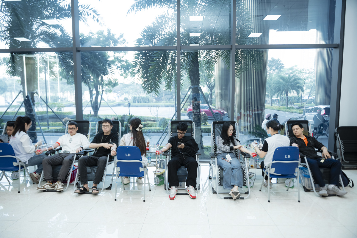 <p class="Normal" dir="ltr"> Với kinh nghiệm nhiều lần tổ chức các chương trình hiến máu, quy trình đã được tổ chức bài bản. CBNV sau khi điền thông tin sẽ được khám sàng lọc, đo huyết áp, kiểm tra sức khỏe tổng quan để xác định lượng máu phù hợp. Dung tích máu trong đợt hiến máu lần này là 250ml và 350ml.</p>