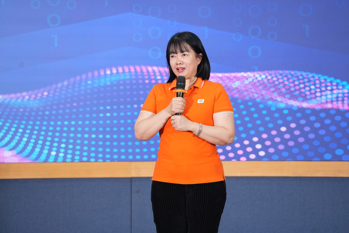 <p class="Normal" style="text-align:justify;"> Đại diện Ban Giám khảo, chị Vũ Thị Mai Hương không giấu được sự xúc động sau hơn 3 tiếng "căng não" cùng thí sinh. Chị thừa nhận 13 sĩ tử đã thực sự làm khó Ban Giám khảo bởi những màn trình diễn xuất sắc, những lập luận sắc bén và nguồn năng lượng rực rỡ của tuổi trẻ.</p> <p class="Normal" style="text-align:justify;"> Nhắn nhủ tới các thí sinh, chị Hương khẳng định, mỗi cuộc thi đều sẽ có người đi tiếp, người dừng lại, nhưng hôm nay không ai là người thua cuộc. Chiến thắng lớn nhất chính là hành trình các sĩ tử nỗ lực tìm tòi, học hỏi từ các thế hệ đi trước và vượt qua giới hạn của bản thân. "Dù kết quả thế nào, việc tham gia Trạng FPT năm nay đã đặt thêm một viên gạch vững chắc cho con đường thành công của các bạn trong tương lai", chị gửi gắm.</p>