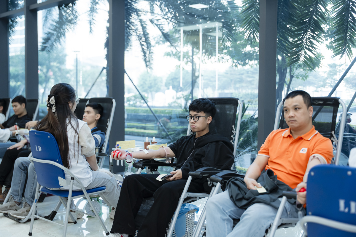 <p class="Normal" dir="ltr"> Hiến máu đã trở thành hoạt động thường xuyên của FPT nên ngay cả các bạn hiến máu lần đầu cũng rất yên tâm. Vũ Quang Anh &lpar;áo đen, FPT Telecom&rpar; cho biết: "Đây là lần đầu tiên mình hiến máu, được bác sĩ chỉ dẫn ngay từ bước đầu tiên. Trong suốt quá trình hiến máu các bác sĩ cũng rất chuyên nghiệp, theo dõi sát sao nên mình không thấy lo lắng.</p>