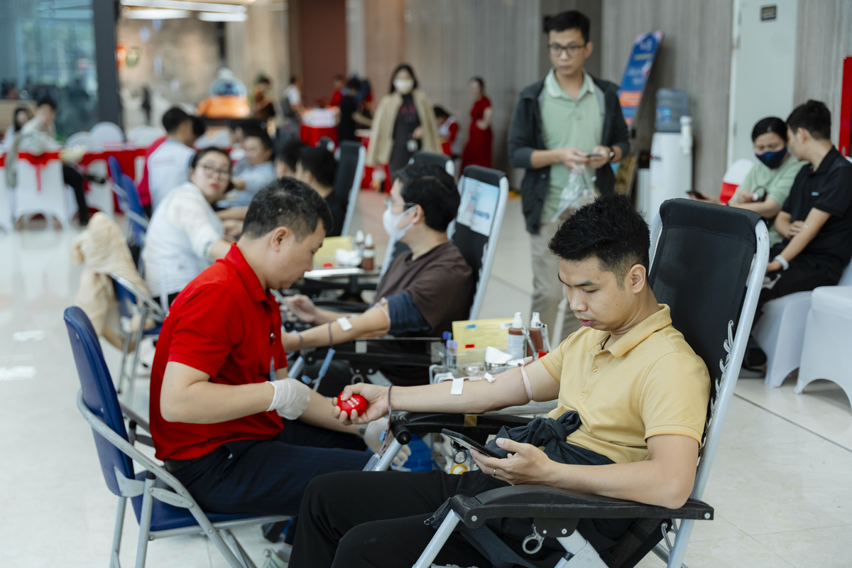 <p class="Normal" dir="ltr"> Kết thúc ngày hội hiến máu, 591 đơn vị máu đã được trao gửi vào ngân hàng máu để hỗ trợ bệnh nhân. Con số không chỉ thể hiện trọn vẹn tinh thần với cộng đồng của người nhà F mà còn khẳng định hiến máu đã trở thành nét văn hóa rất đáng trân trọng của FPT.</p>