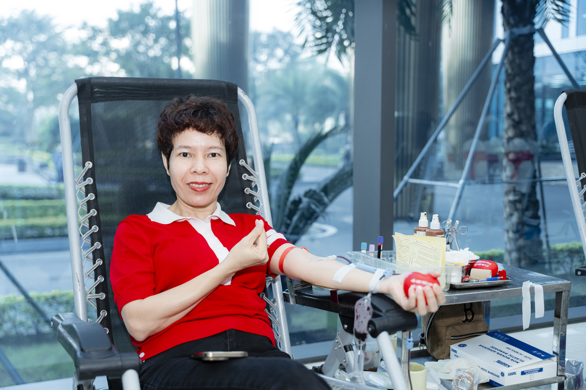 <p class="Normal" dir="ltr"> Dù y học hiện đại phát triển nhưng công nghệ vẫn chưa thể tạo ra máu để thay thế một cách an toàn và đầy đủ. Vì thế việc đi hiến máu rất quan trọng, nối dài hành trình giọt máu gửi tới những bệnh nhân cần cấp cứu, người mắc bệnh lý về máu hay trẻ em đang phải điều trị dài ngày. Hiểu được tầm quan trọng ấy, người FPT luôn sẵn lòng trao đi.</p> <p class="Normal" dir="ltr"> Ảnh: Chị Nguyễn Thị Thu Phượng - Trưởng Ban Mua sắm FPT đã có mặt từ sớm hưởng ứng chương trình hiến máu.</p>