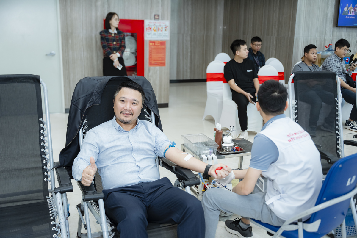 <p class="Normal" dir="ltr"> Tại khu vực hiến máu, CBNV sẽ được đội ngũ y tế chăm sóc bằng các thao tác chuyên nghiệp, bóp cao su để máu lưu thông tốt hơn.</p> <p class="Normal" dir="ltr"> Hòa vào dòng người tham gia hiến máu, anh Nguyễn Khải Hoàn - Phó Tổng giám đốc FPT Software - không ngần ngại xắn tay áo hưởng ứng chương trình.</p>