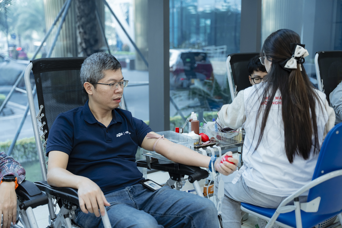 <p class="Normal" dir="ltr"> Sau lần lỡ hẹn với chương trình hiến máu tại công ty vì quá đông, sáng nay anh Hồ Minh Hiệp &lpar;FPT Smart Cloud&rpar; đã thành công hiến máu. Anh hồ hởi chia sẻ: "Hiến máu ở công ty rất tiện, sáng đi làm mình tranh thủ tham gia luôn. Đi hiến máu gặp toàn người quen, được anh em đồng nghiệp cổ vũ thì cũng tự tin hơn nhiều."</p>