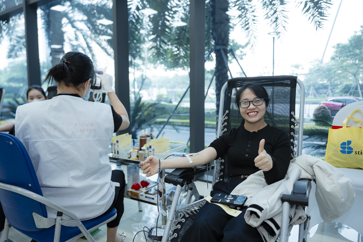 <p class="Normal" dir="ltr"> Với nhiều người nhà F, việc hiến máu là hoạt động định kỳ hàng năm. Trong lần hiến máu thứ 7 của mình, chị Hoàng Thị Hải &lpar;FPT Retail&rpar; chia sẻ: “Hiến máu không chỉ giúp mình kiểm tra sức khỏe định kỳ, xem chỉ số máu của mình có tốt không, mà còn tạo cơ hội để cơ thể tái tạo máu mới.” Chị cũng cho biết khi đi hiến máu còn nhận được lời khuyên của bác sĩ thay đổi thói quen sinh hoạt giúp cải thiện sức khỏe.</p>